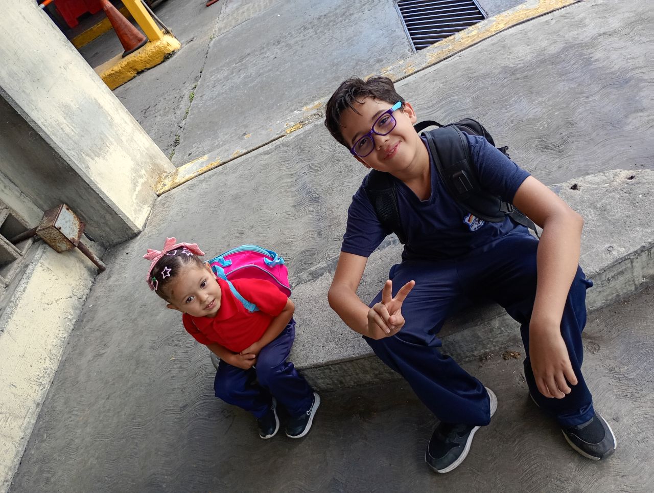 Ayuda a Maximiliano y Massiel a continuar sus terapias